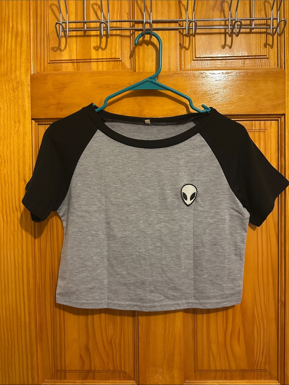 Girls' Grey & Black Alien Patch Raglan Crop Tee